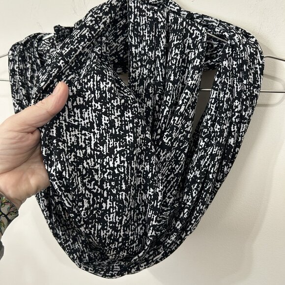Handmade Black White Infinity Scarf Silky Knit Geometric Fluid Drape Women’s - Picture 2 of 6